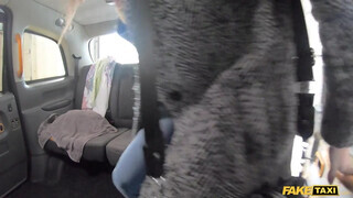 Fake Taxi - Pici keblű tini bige lovagol