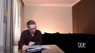 Óriás mellű zsenge barinő