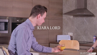 Kiara Lord benyeli a fügyit