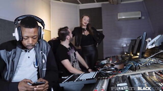 PrivateBlack - Stacy Cruz élvezi a méretes rúdat