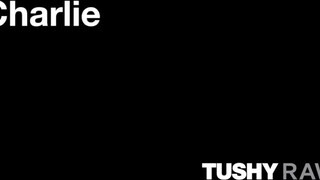 TUSHYRAW - Charlie a vonzó világos szőke milf