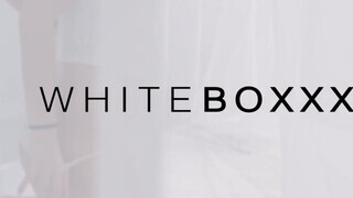 WhiteBoxxx - Sarah Kay gyengéd kettyintése
