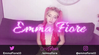 Emma Fiore hatalmas dildókat nyom a popójába