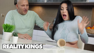 REALITY KINGS - Kira Queen a szomszéd fószerrel szexel