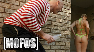 MOFOS - Harley King a bűbájos világos szőke fiatal csajszi