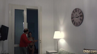 Idős férfi megdugja a vadító nőcit és a lábára élvez