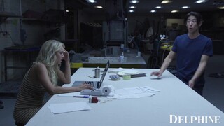 Munkatársak Katie Morgan és David Lee közösülnek a főnök asztalán