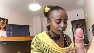 Nyakörves csoki cafka nyáladzik a főnök dákóján