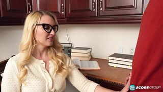 Vadító 40-es Julia Robbie és a tinédzser csávó