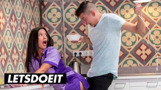 A csinos szobalány Jade Presley kitakarít és orálozza a hatalmas faszkat a forró szálláson