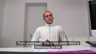 Vonzó milf ügynök teszteli a erőszakos pasast