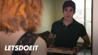 Megcsaló vagina Arian Joy először a barátját baszogatja, aztán a kézbesítő pasas megdugja jól