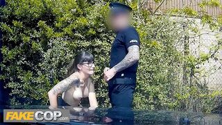 Rendőr megdugja a sötét hajú geek gádzsit és rálövi a szemüvegére - fake cop