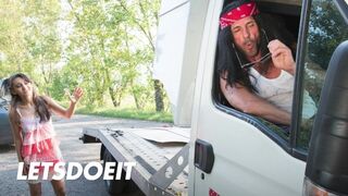 Shrima Malati kint kapja a forró élvezetet a puncájára kíméletlen dúgás után