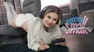 Pici zsenge csajszika Aria Banks elkapja magas mostohabátyját Chris Epicet, aki a szobájában veri a hímvesszője