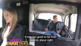 Tini pali gyorsan megdugja Angel Piaff lucskos kiborotvált puncáját a hamis taxiban