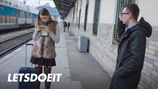 Selvaggia tinédzser csajszi felfogta Charlie Dean gigantikus faszát egy gyors pov dugásra
