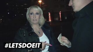 Kitty Wilder húsos milf kettyintése a szexbuszon