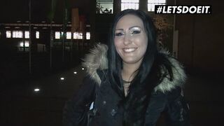 Mira grey német fekete repedtsarkú döngeti az idegent pénzért a buszon