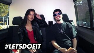 Vékony néger Coco Kiss pénzért orálozza a gigászi barna fazt az autóban