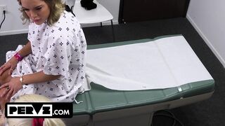 Mimi Monet méretes popós gyönyörű a méretes farkú orvosnál a rendelőben