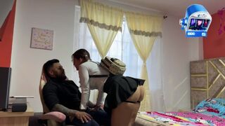 Egyedül vagyok a tesóm bombázó barátnőjével, és gumi nélkül megbasszuk egymást, bele is élvezek a pinájába