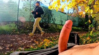 Parki faszvillantás: egy szemérmetlen milf nem bírt ellenállni egy könyörtelen mellkasbaszásnak