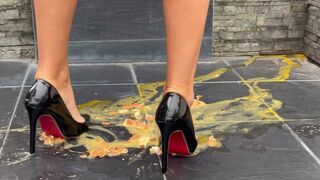 Lábimádatos zsenge szajkó zúz high heelben asmr hanggal