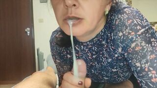 Ne mondd el senkinek! gyönyörű milf nevelő anya szopással segít a nevelő fiának és szájába élvez