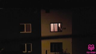 Leselkedj dupla lesbi csajra az ablakon át, és látogasd meg őket a vad hármasra