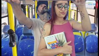 Fiatal macát megbassza egy idegen a nyilvános buszban