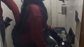 Fiatal latina diákok vad kupakolása a fürdőben suli előtt