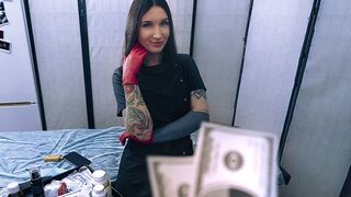 Bűbájos nővér latex kesztyűben segít betegének spermamintát adni