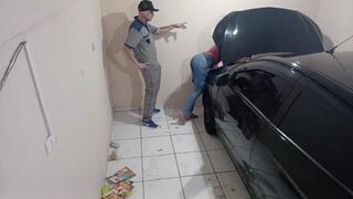 Kívánatos tinédzser szajha a szerelőnél kufircol az alkalmazottal