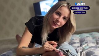 Amatőr világos szőke gádzsi vad cumizása hatalmas fasszal