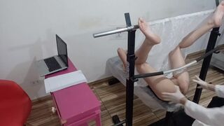 Vörös zsenge amatőr kinyílik a perverz nőgyógyásznak