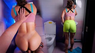 Cafka tökéletes seggel gyengéden megbasszák a wc-ben!
