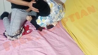 Csábító arab milf-et megbassza a zsenge srác, és kétszer is telelövi a hijabban