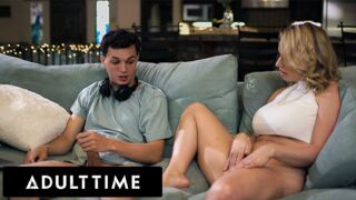 Adult Time exkluzív - Szexi MILF elkapja mostohafiát maszti közben és csatlakozik hozzá