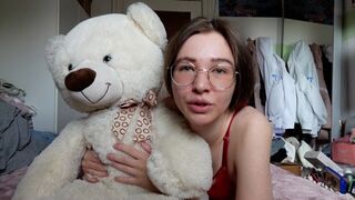 A legkrémesebb zsenge pina a bolygón kupakol egy plüssmacival