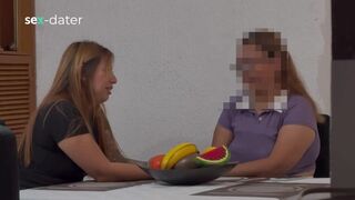 Szexy érett nő ujjazza a zsenge lesbi puncit, amíg az lőve élvez