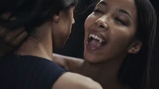 Ebony Vampire Mistress Lia Lin elcsábít egy kolumbiai óriási didkós tinédzser pipit a Vampired erőszakos domina játékában