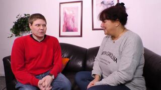 Vörös hajú milf termetes mellekkel orálozza a faszt és hagyja hogy keményen megdugják