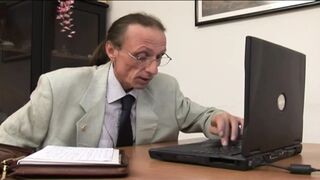 Kéjhölgy MILF titkárnő cumizza ki a mocskos főnökét