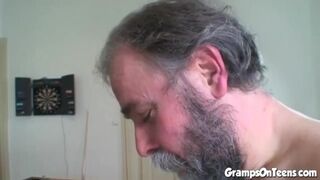 Tinédzser vörös csajszi orálozza és lovagol a nagypapa káróján