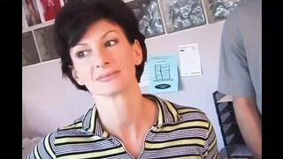 Sharon Mitchell feleségként cumizza és fenékbe veszi Mark Wood farkát retro stílusban