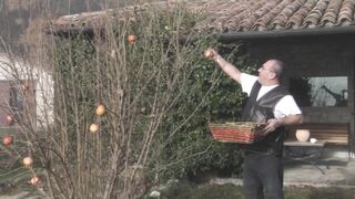Csábító világos szőke fiatal amatőr hátsó bejáratba kefélve és szájba spriccelve méretes farasszal