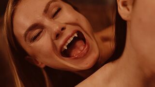 Világos Szőke Vámpír Nancy Ace Uralja Matty Milát a Vampired Csatornán - Szívdöglesztő Lesbi Jelenet Vörös Harapásokkal