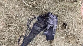 Gigantikus fenekű korosodó nő cumizza a paraszt farkát a disznóólban