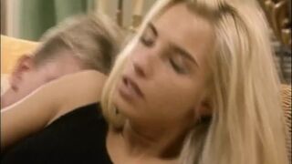 Timea Margot termetes rúdat kap a retro Lover's Lane legelső epizódjában